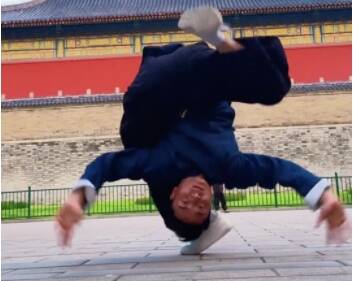  舞者街头表演功夫街舞惊艳众人