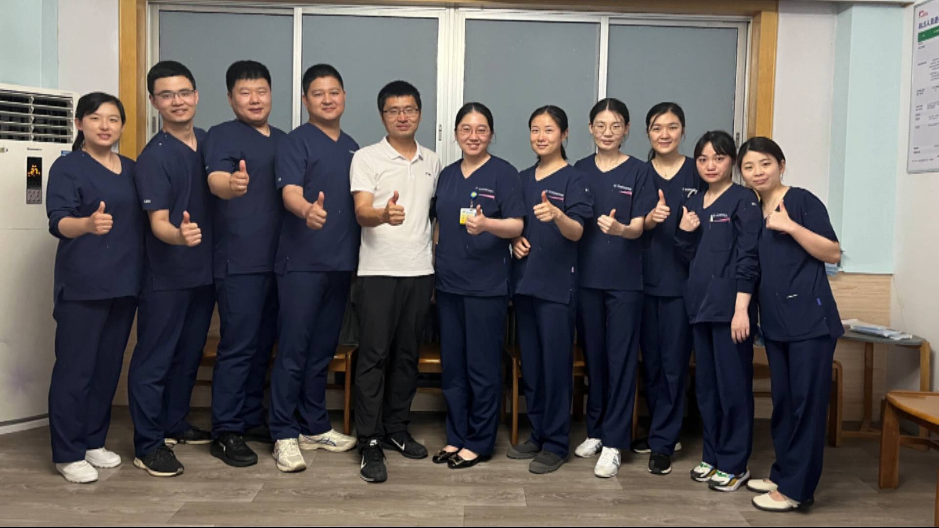 【齊魯時(shí)代楷?！堪滓略窖?愛無國界