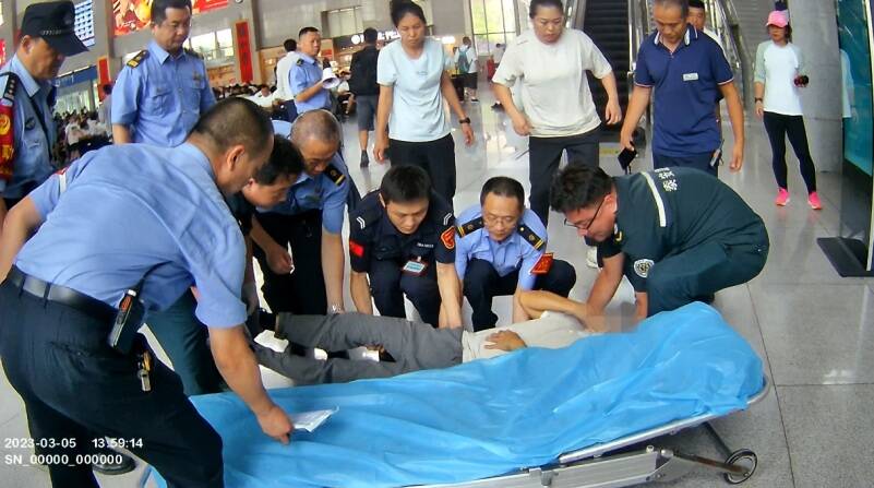 一旅客在泰安高铁站突然倒地失去意识 车站工作人员紧急救助