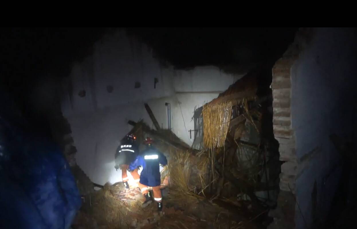 暴雨致房屋倒塌 濱州消防徒手清障救出被埋老人