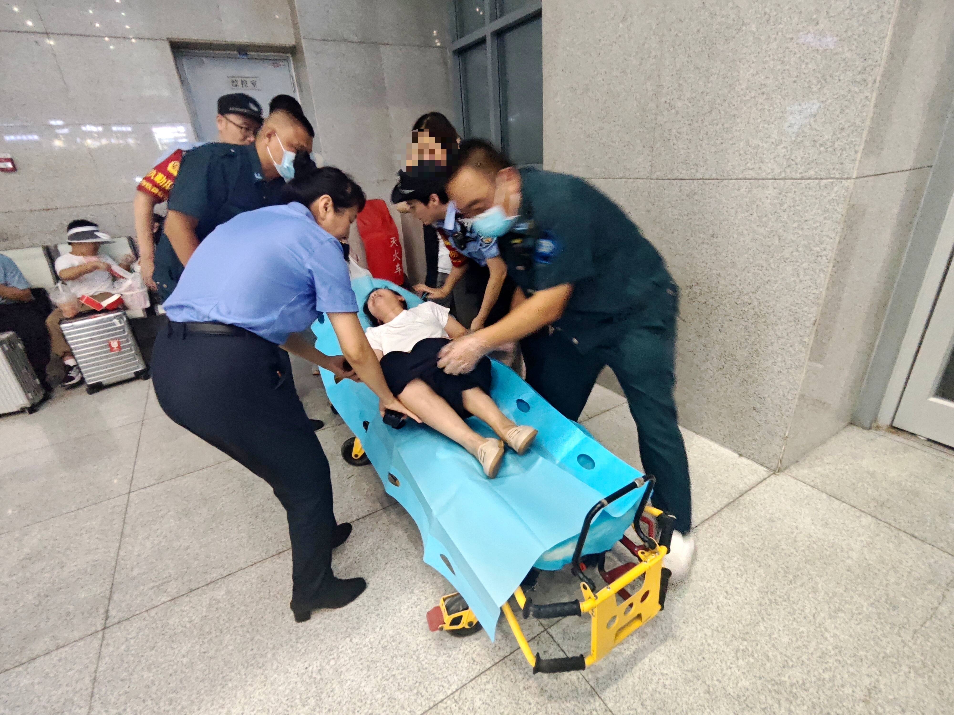 高铁泰安站一旅客躺地喊“我疼” 陌生人暖心相助