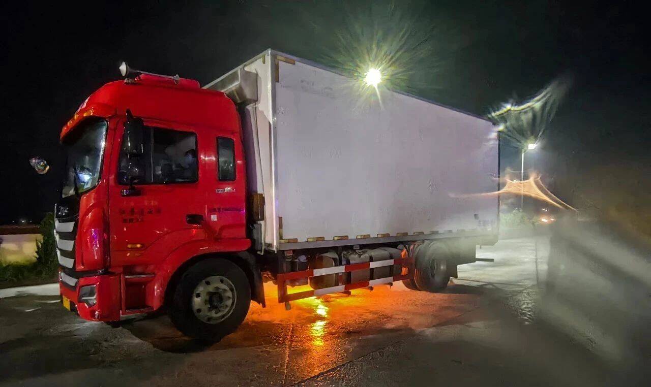 鄒平公安雷雨夜緊急處置起火貨車 為群眾挽回經濟損失50余萬元