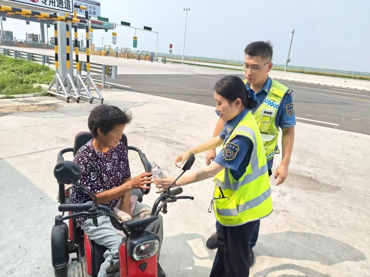 山東高速：溫情救助迷路老人獲贊譽