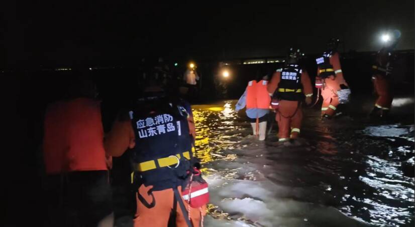 2人趕海迷路被困淤泥 青島消防緊急救援
