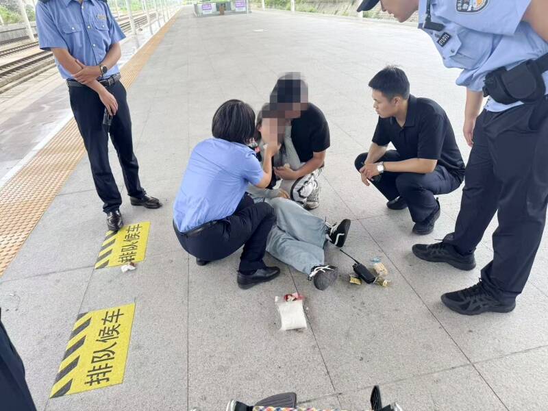 一旅客泰安高铁站突然晕倒 工作人员及时赶来