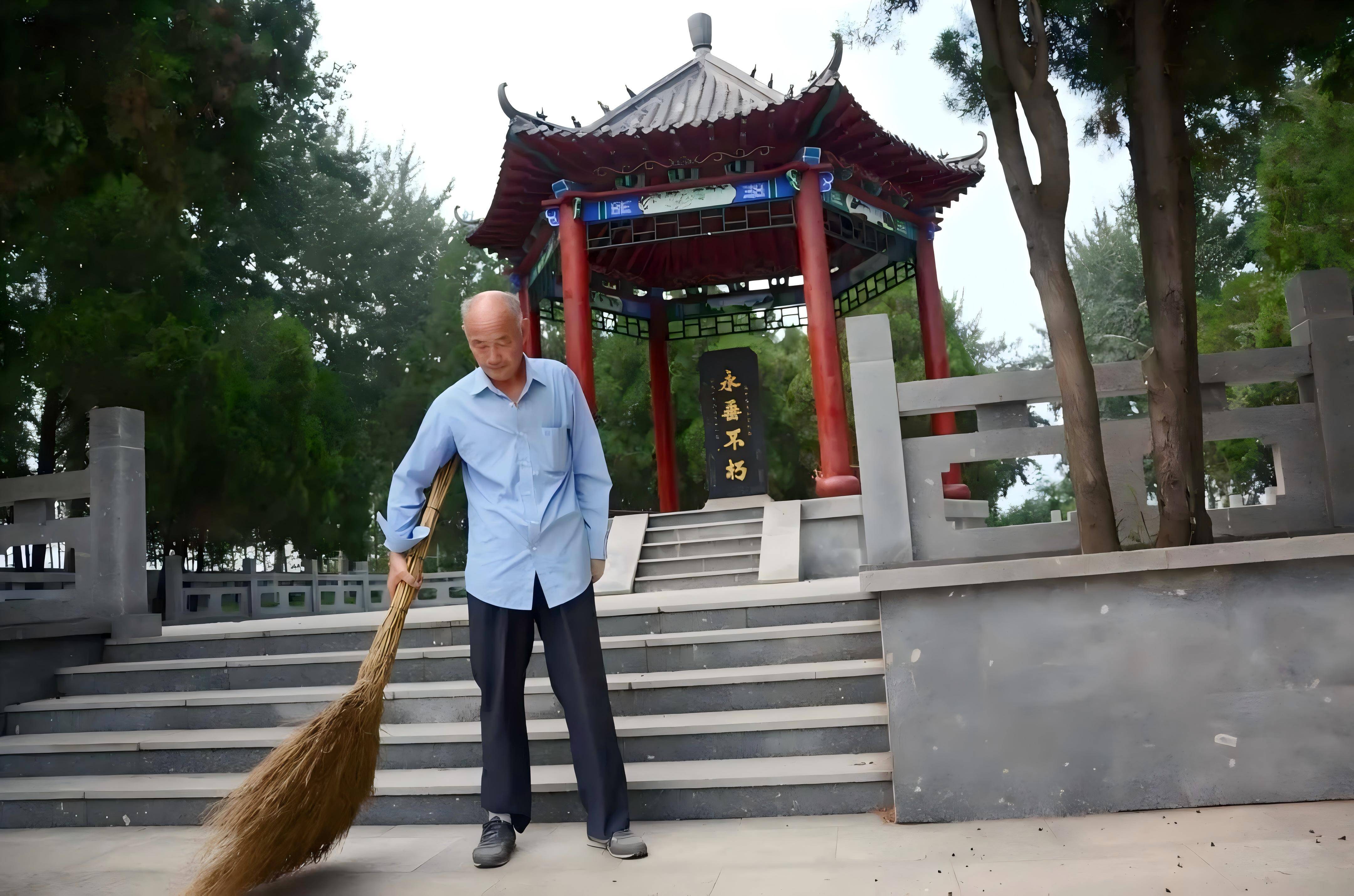 聊城独臂守墓人蔡恩坤获评“中国好人”