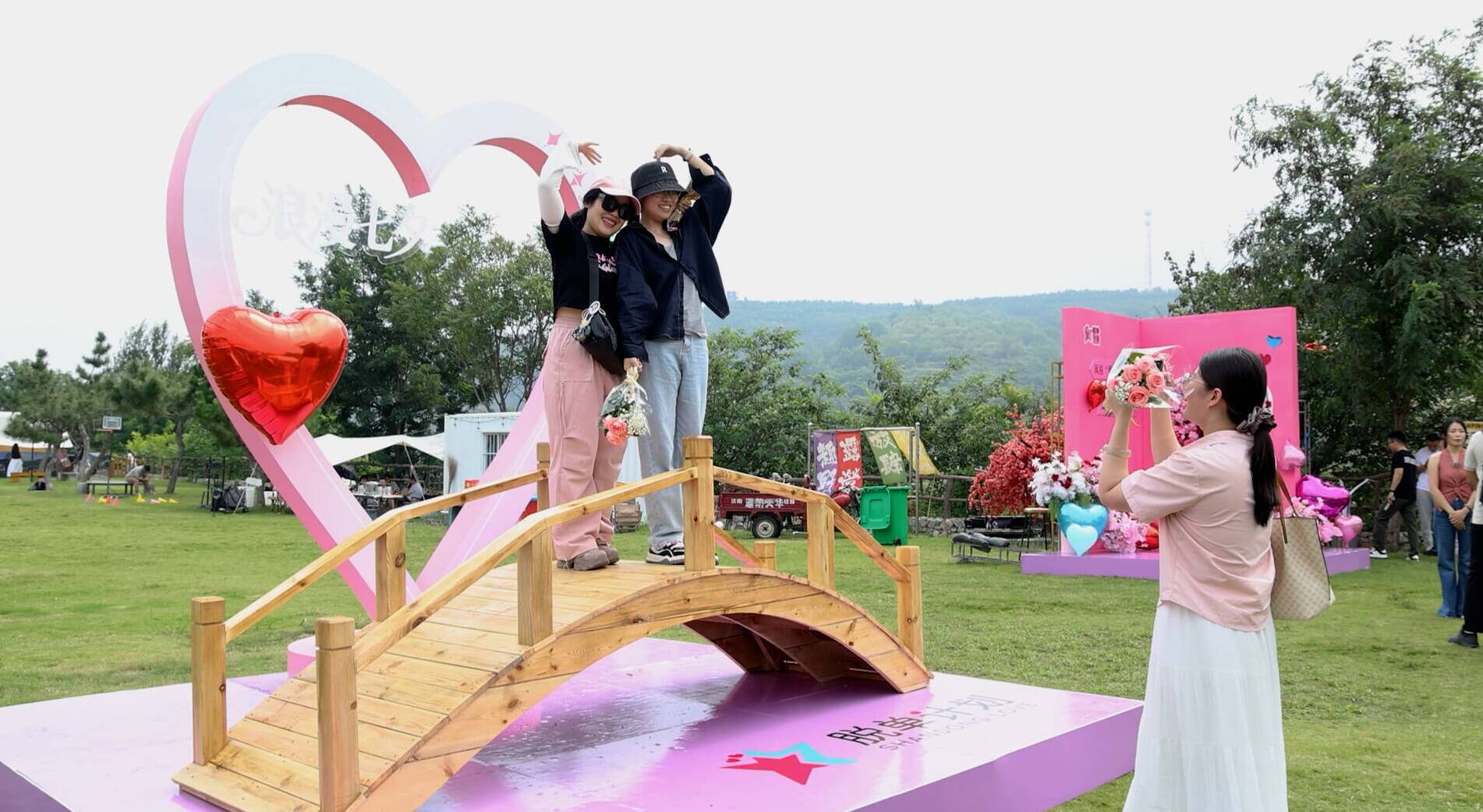 泰山脚下青年邂逅传统浪漫