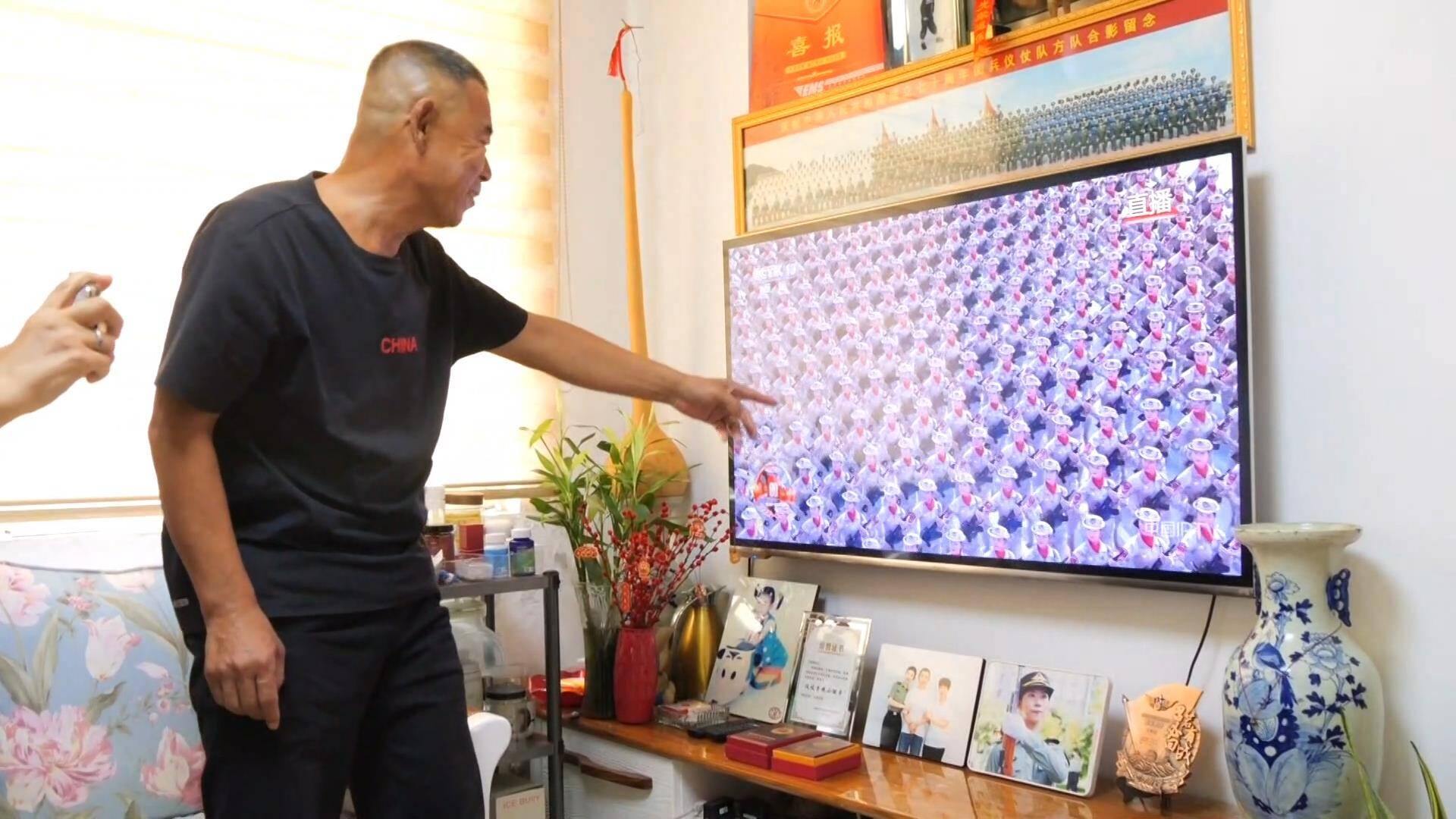 父亲一眼认出阅兵队伍中的女儿:曾参加国庆阅兵 是全家的荣耀