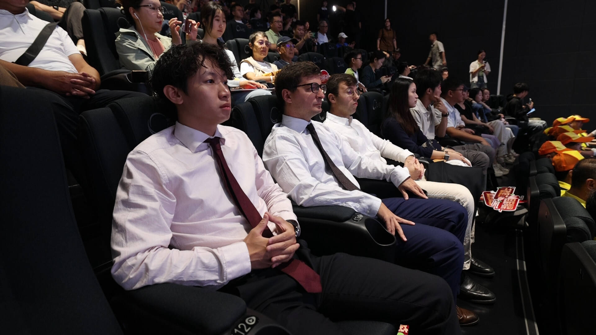 “我完全相信中國！” 捐贈抗戰歷史照片的法國友人來影院看了這場閱兵
