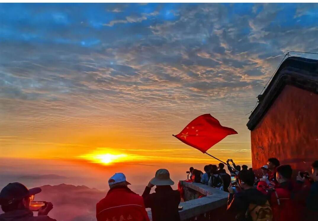 朝晖洒岱顶 红旗耀山河