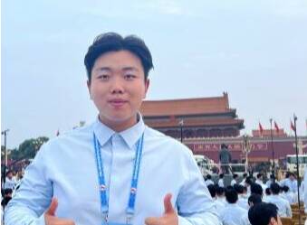 天安门广场放歌的3000人合唱团中,有咱泰安小伙!