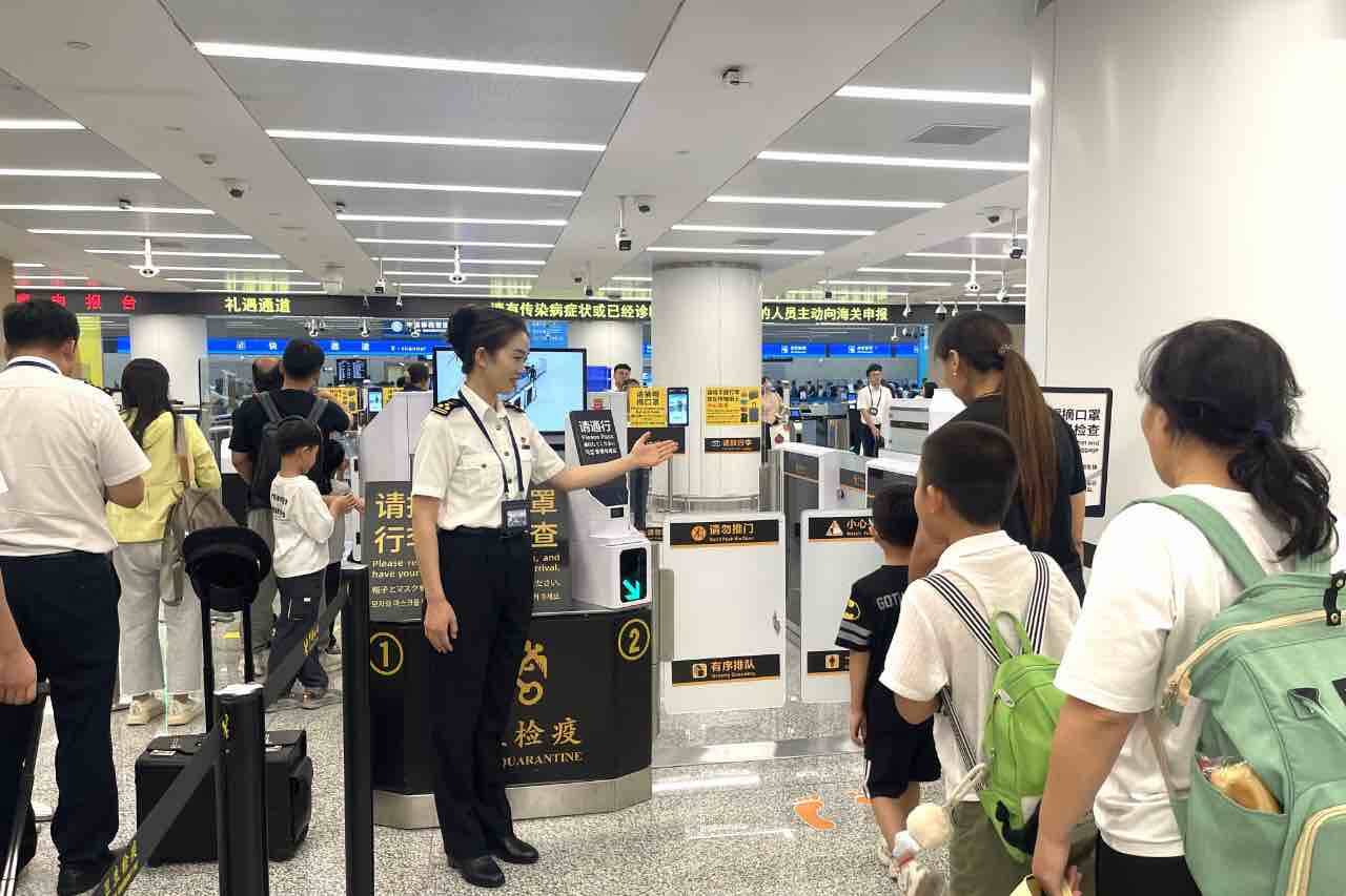青島空港口岸實現“一次過檢，兩檢合一”