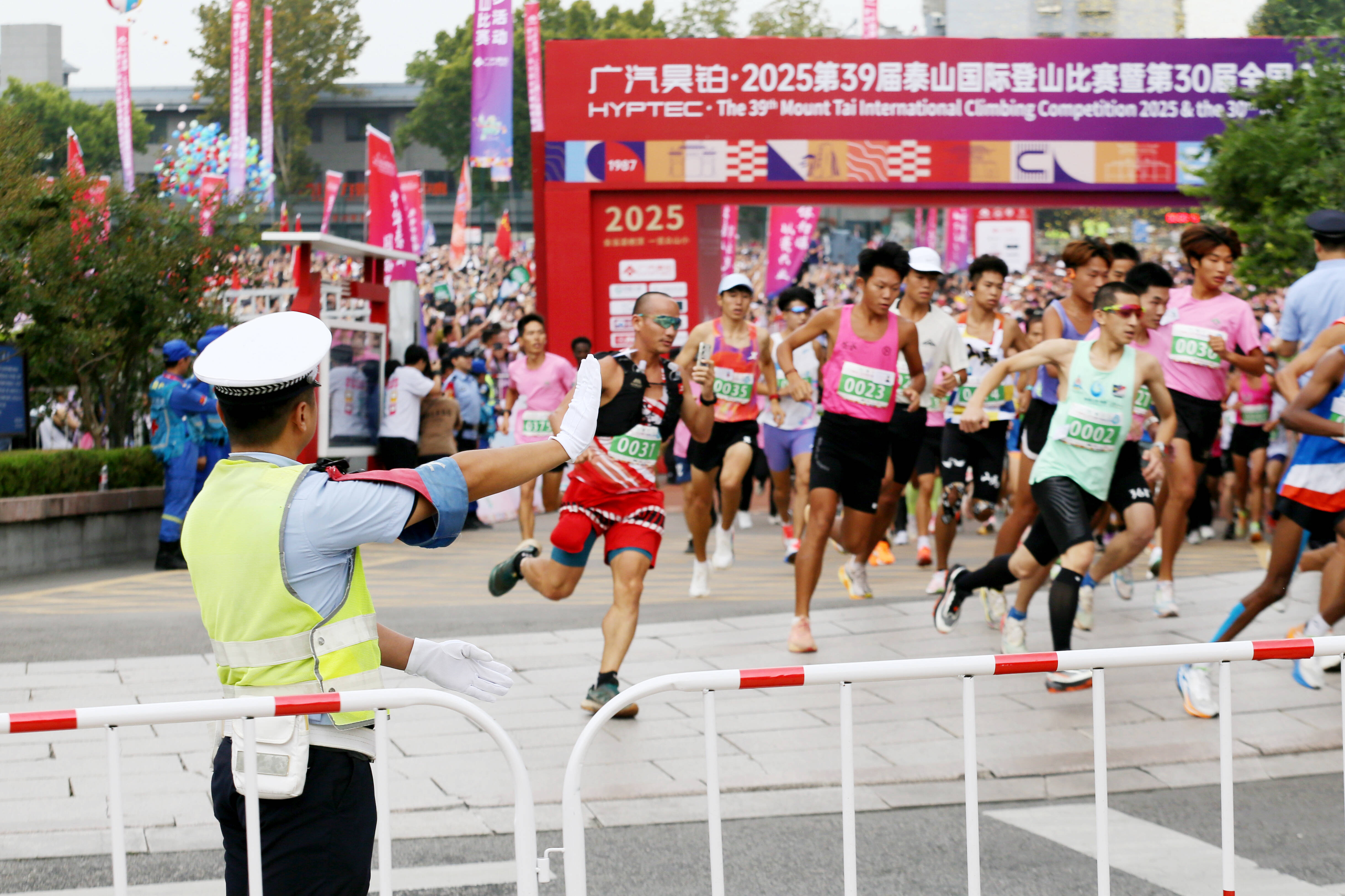 泰安交警:警徽闪耀登山路 疏堵保畅护平安