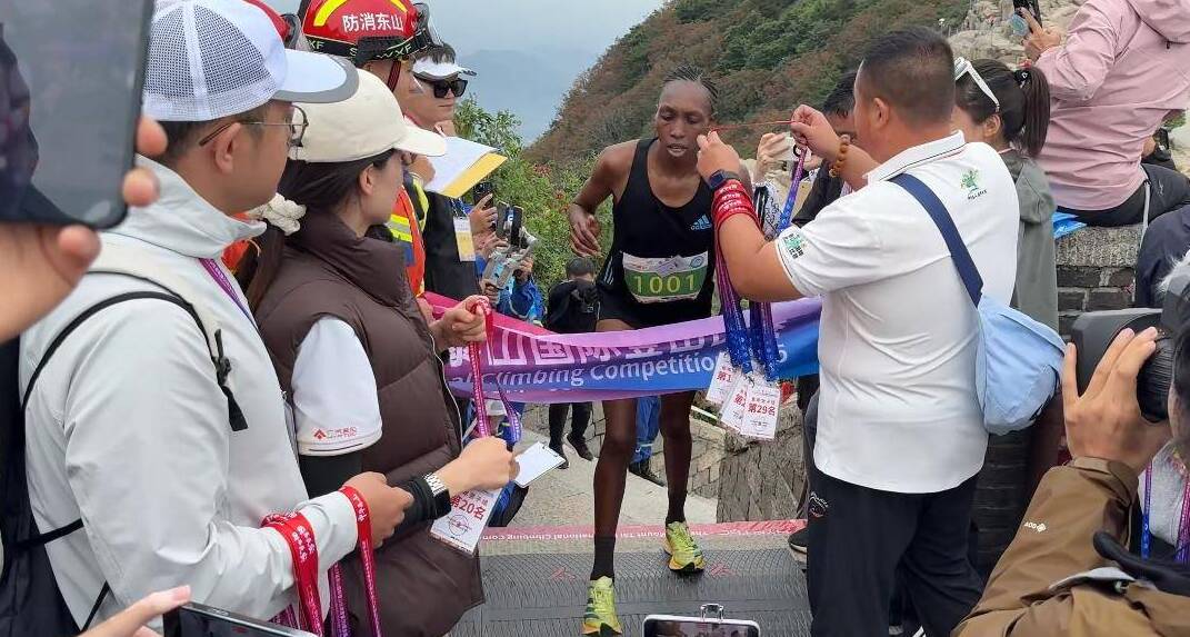 肯尼亚选手格拉迪斯·杰罗诺获第39届泰山国际登山比赛青年组女子冠军