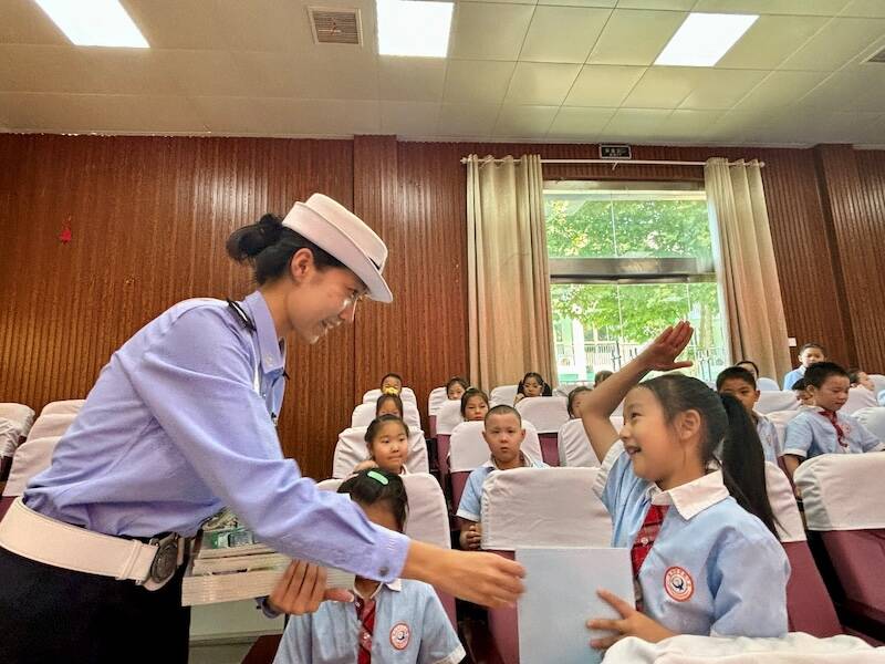 平安“童”行！济宁曲阜公安交管部门为开学季送上6000本安全手册