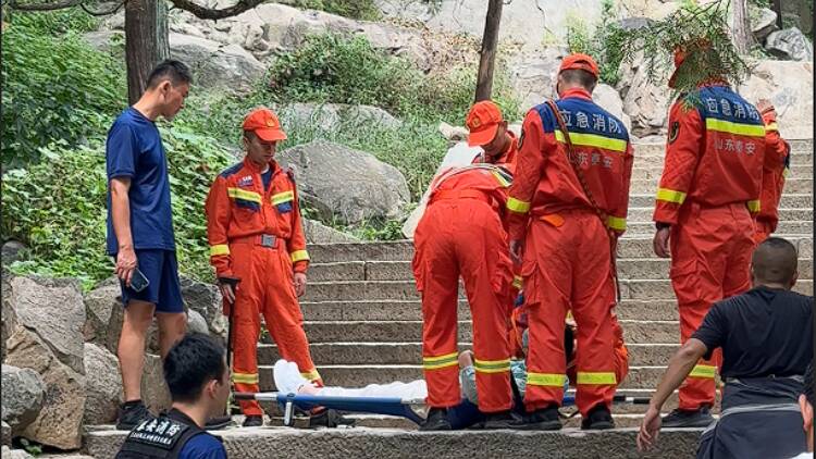 “泰山会制服每一个嘴硬的人” 游客膝盖突发不适被救援人员抬下山