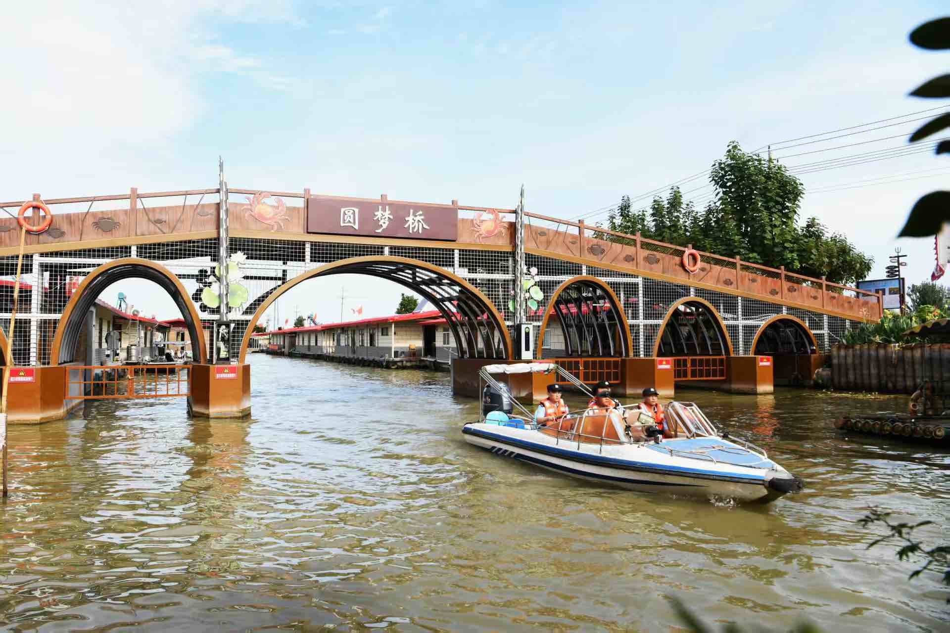 湖中水街“楓”景好 船上調(diào)解零發(fā)案