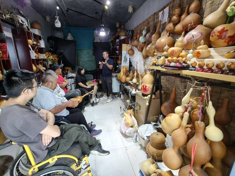 济宁市曲阜市残联组织肢体残疾人参观“葫芦雕刻坊”感受非遗魅力