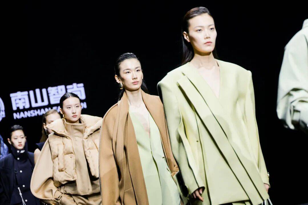 南山智尚华彩闪耀法国PV展