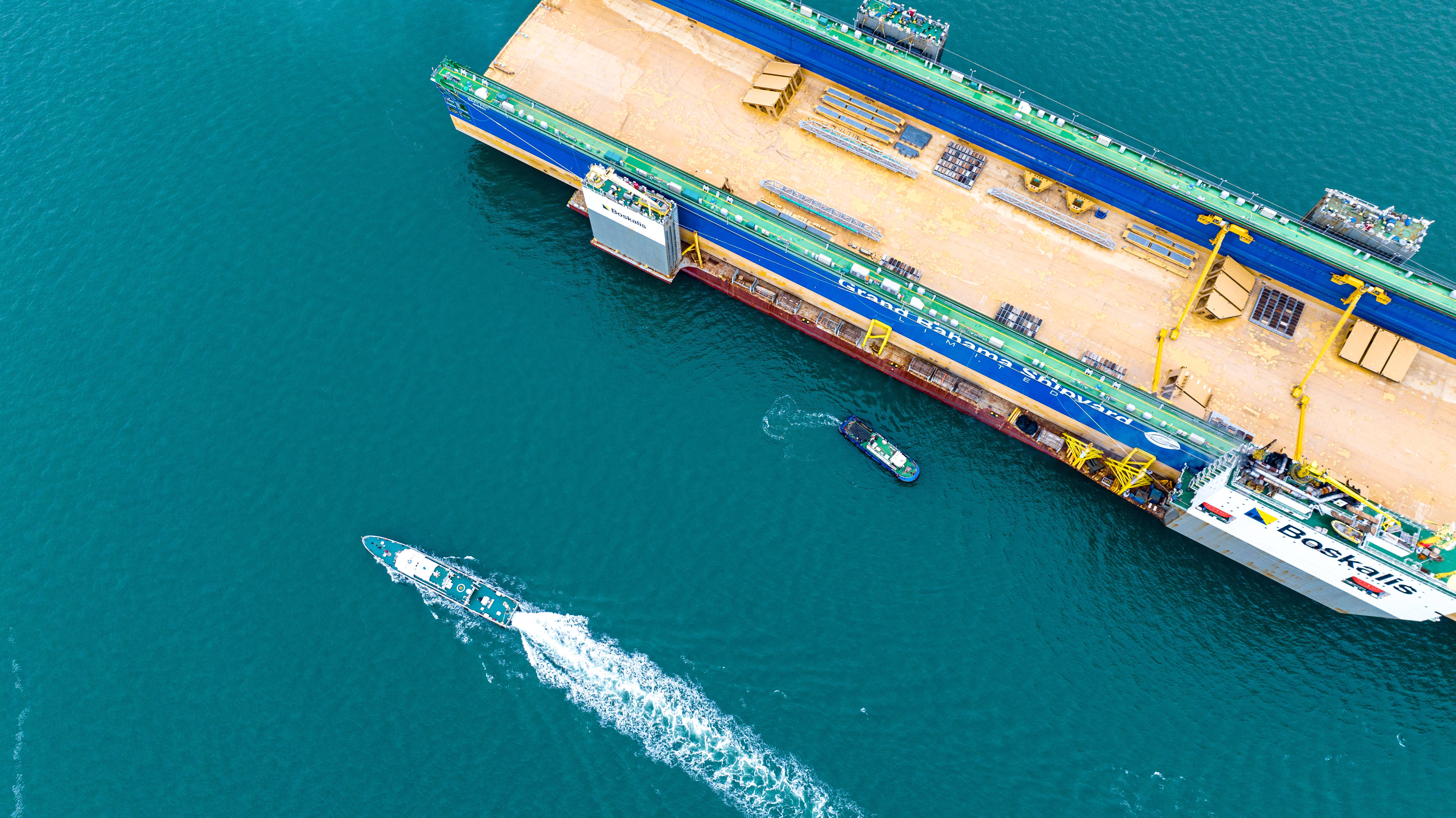 国产大型智能化浮船坞在青岛起运出境