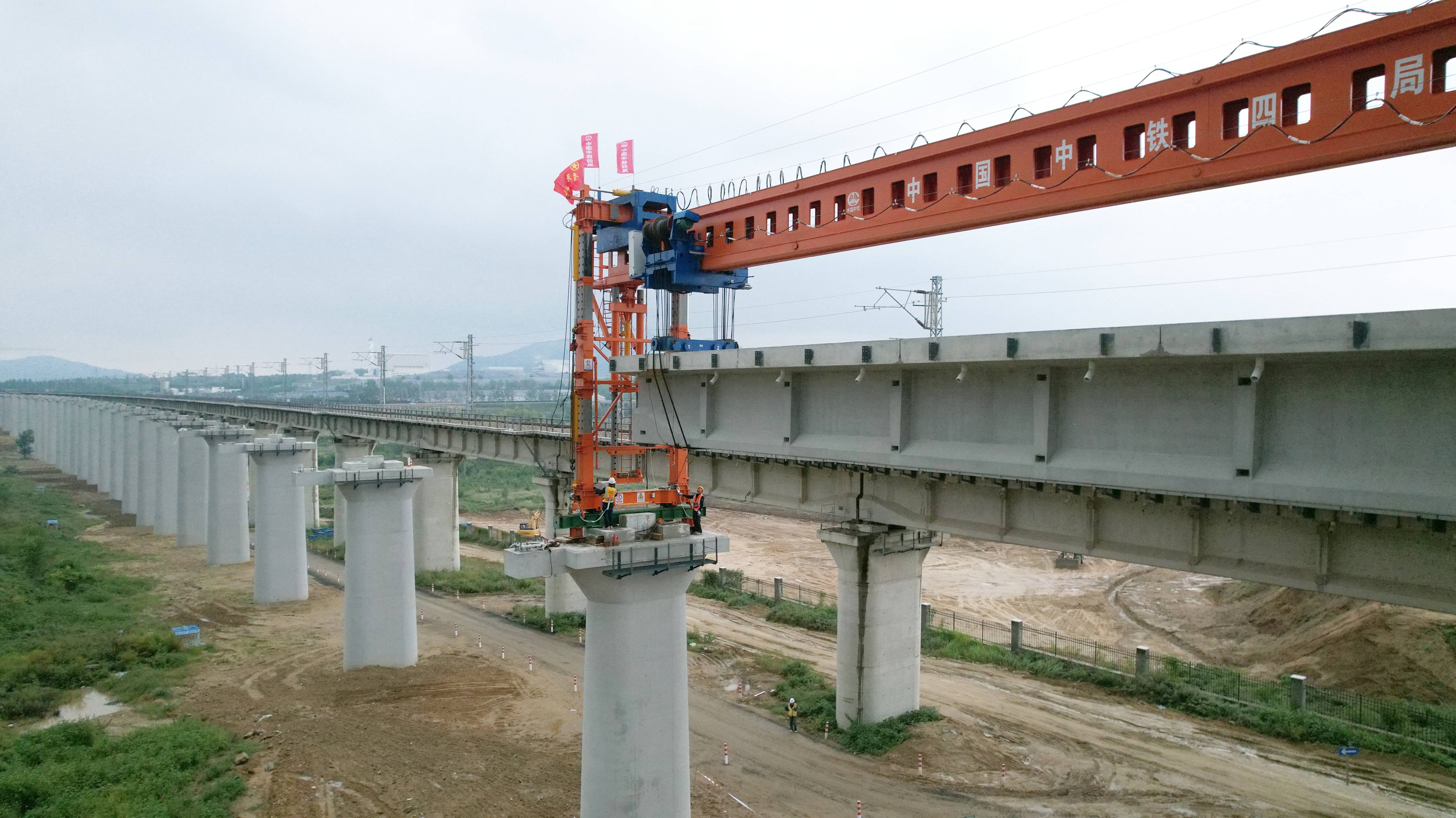 山東首條市域鐵路開始架梁