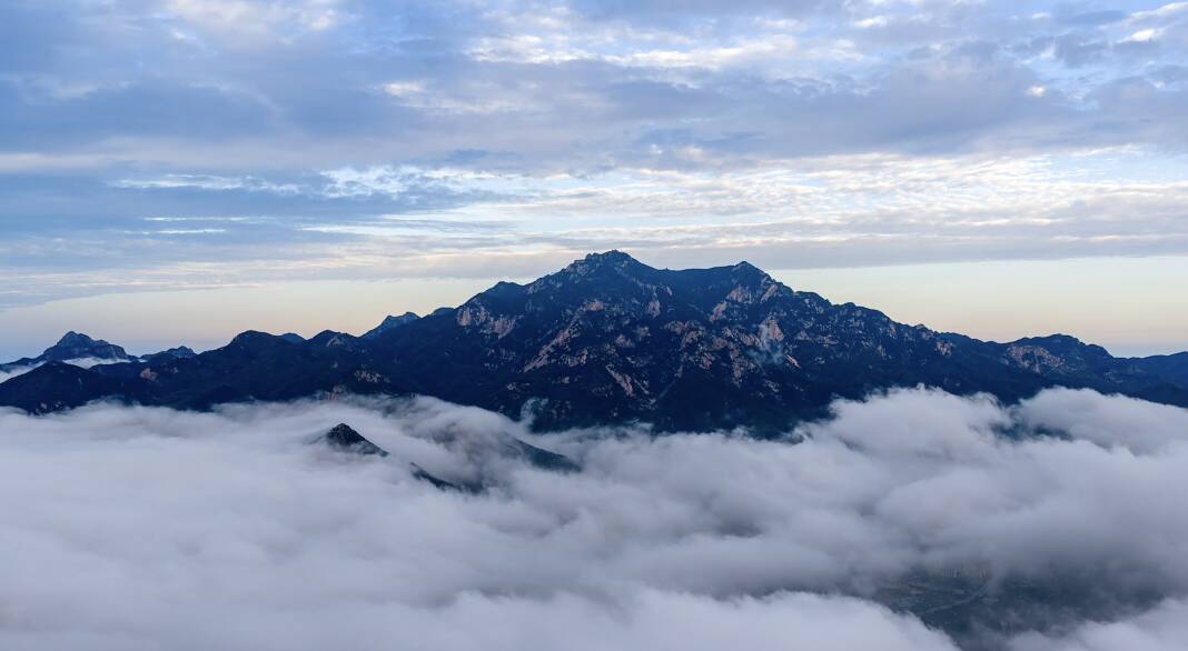 泰山秋日限定!秋雨过后惊现绝美云海 好似天然水墨画