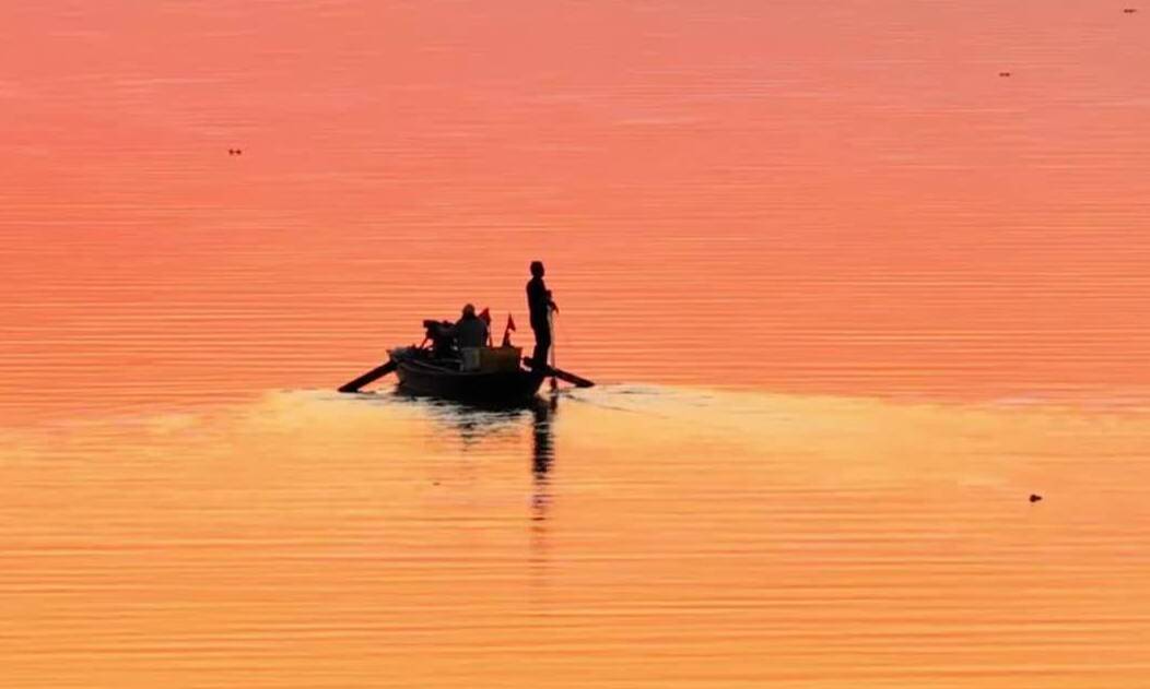 渔民泛舟东平湖 夕阳流金满船归