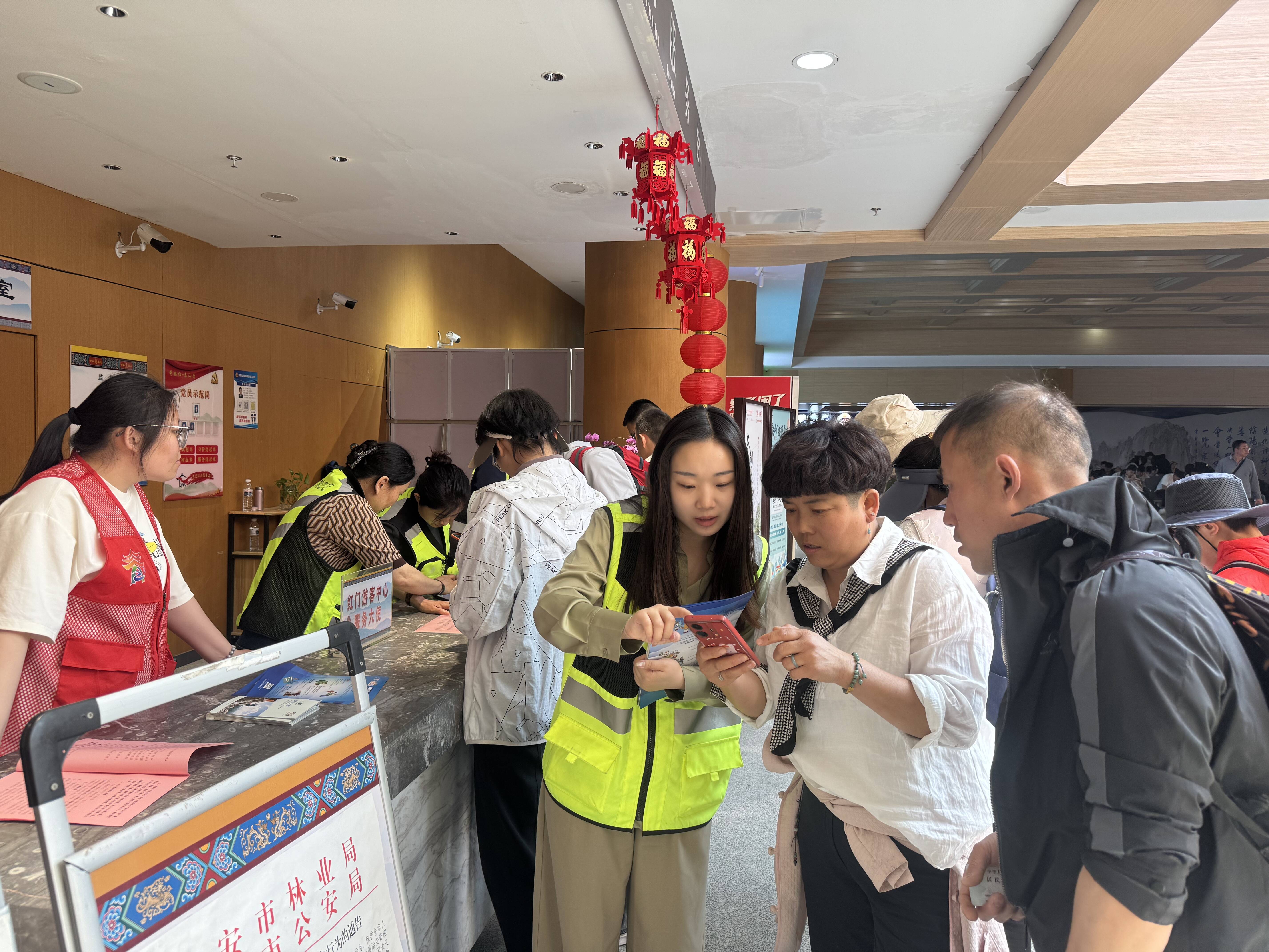 双节将至 泰山景区旅游服务中心“服务+引导”擦亮旅游名片