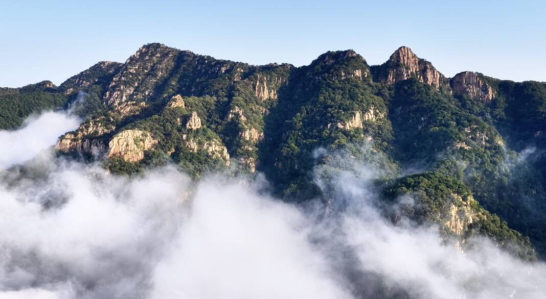 雨后泰山:水墨长卷里的山河诗行