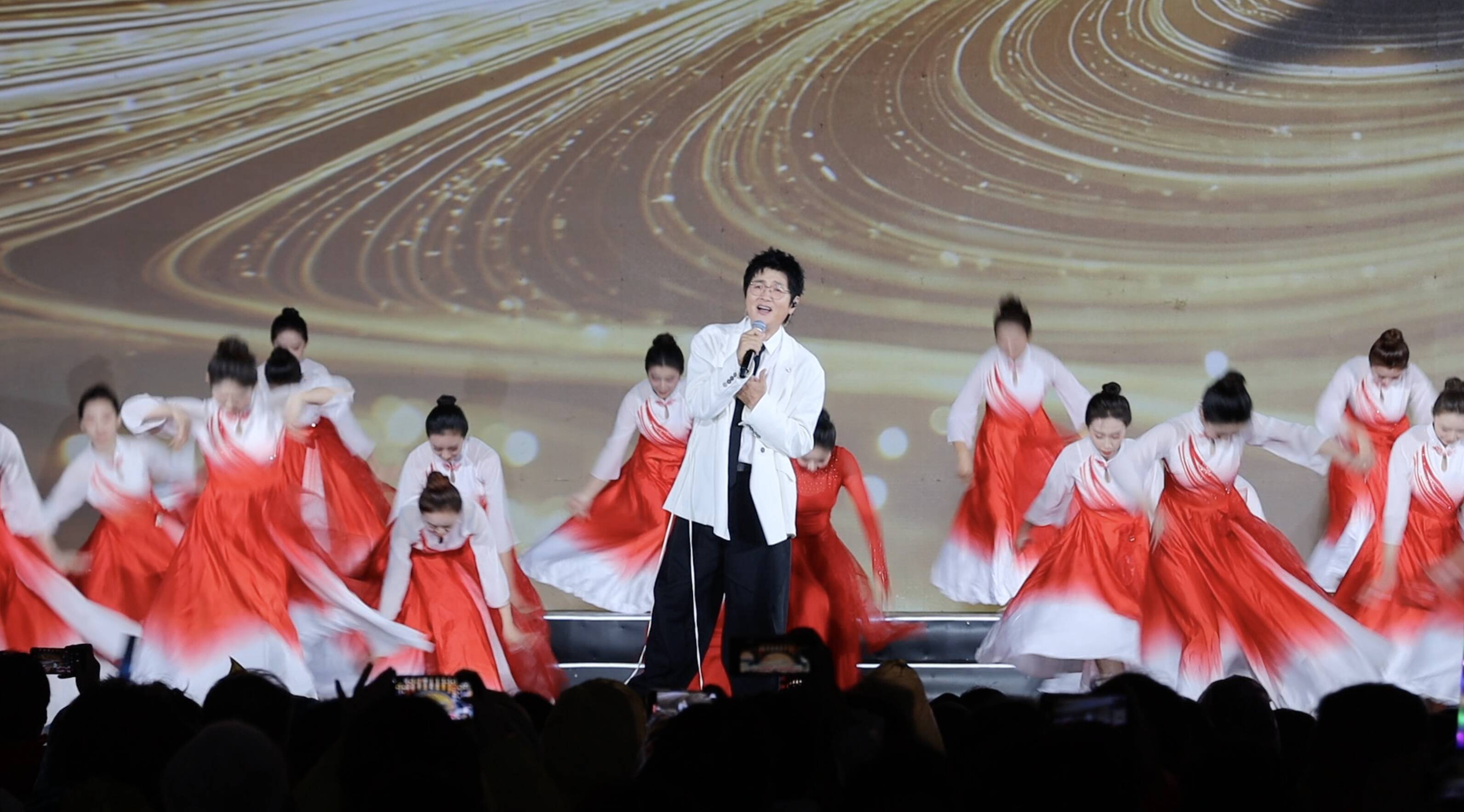 2025山东秋晚|孙楠海边献唱《追寻》 用歌声缅怀历史