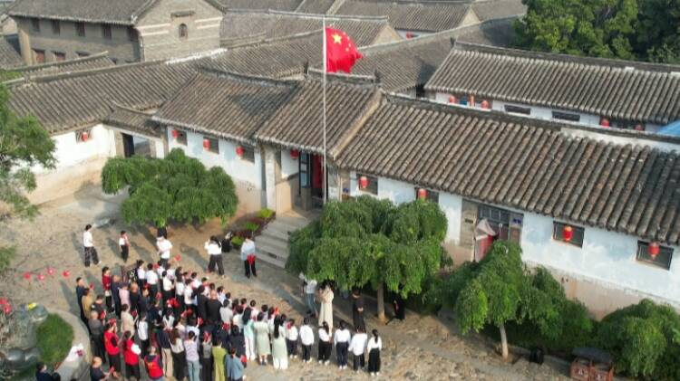 栖霞市牟氏庄园举行国庆升旗仪式