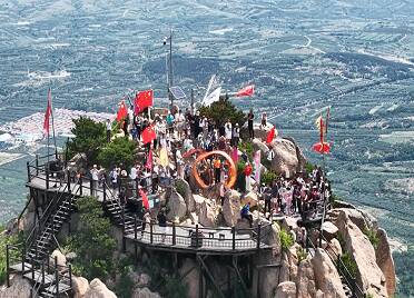 栖霞：登山赏景 祝福祖国
