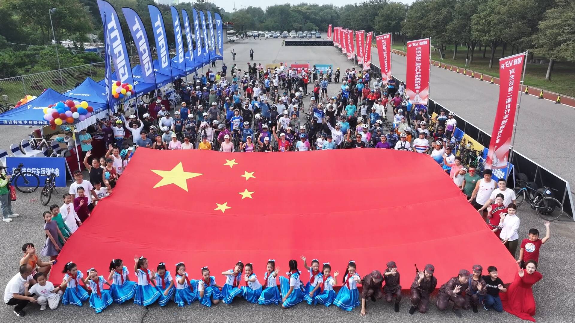 沂河畔骑跑两项赛开跑 500多名骑行跑步爱好者在运动中共庆祖国华诞