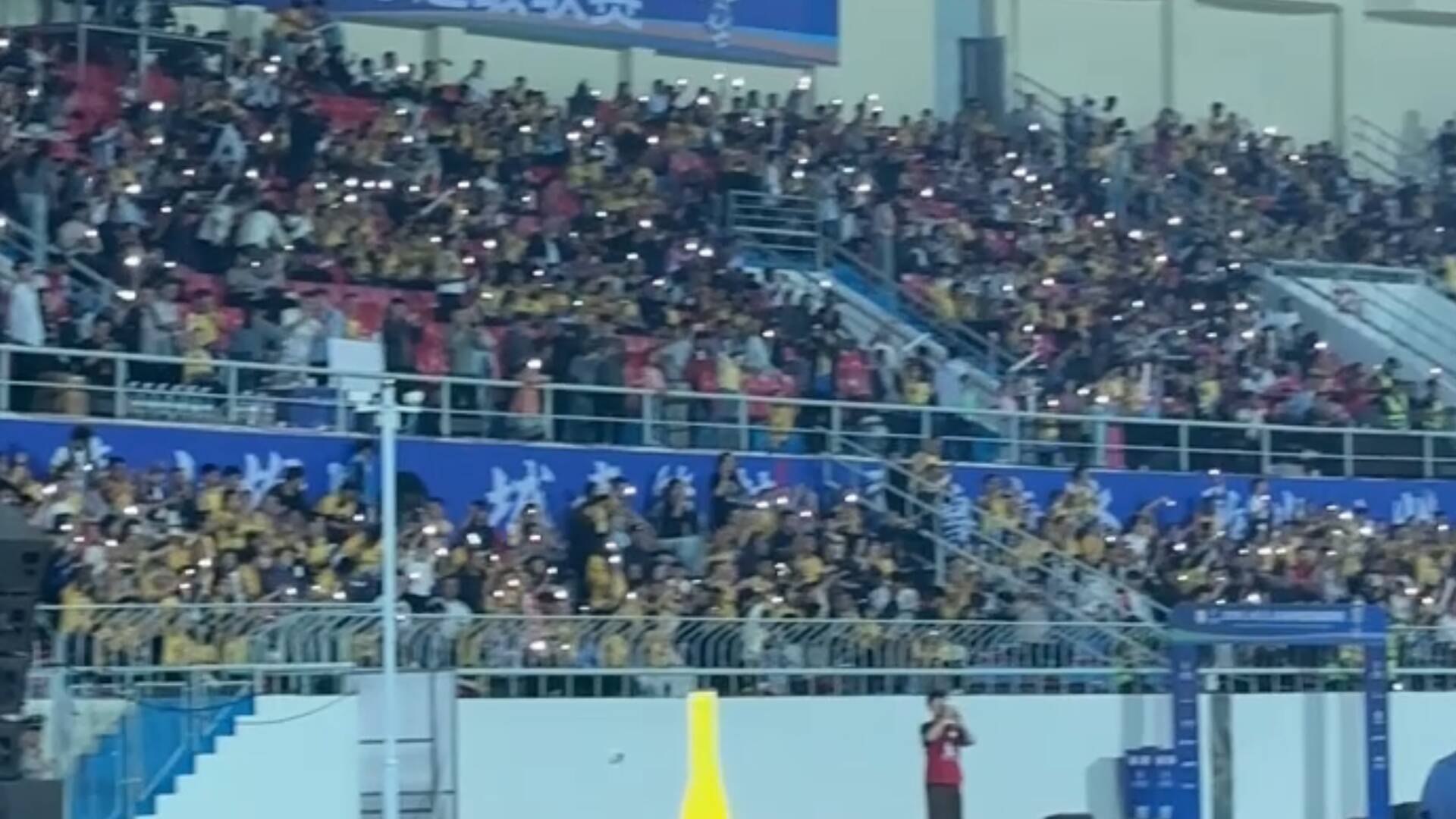 齐鲁超级联赛泰安vs淄博：足球赛场内的爱国情