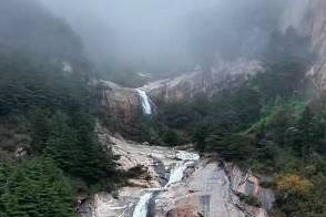 秋日赏瀑去哪?泰山天烛峰千尺飞瀑雨后成热门“打卡地”