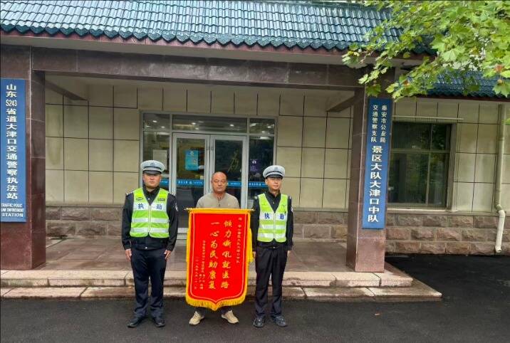 泰安:交警连开“绿色通道”,协助市民及时就医