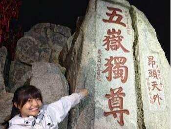 高位截瘫女孩靠双手登顶泰山 完成了自己的两个心愿