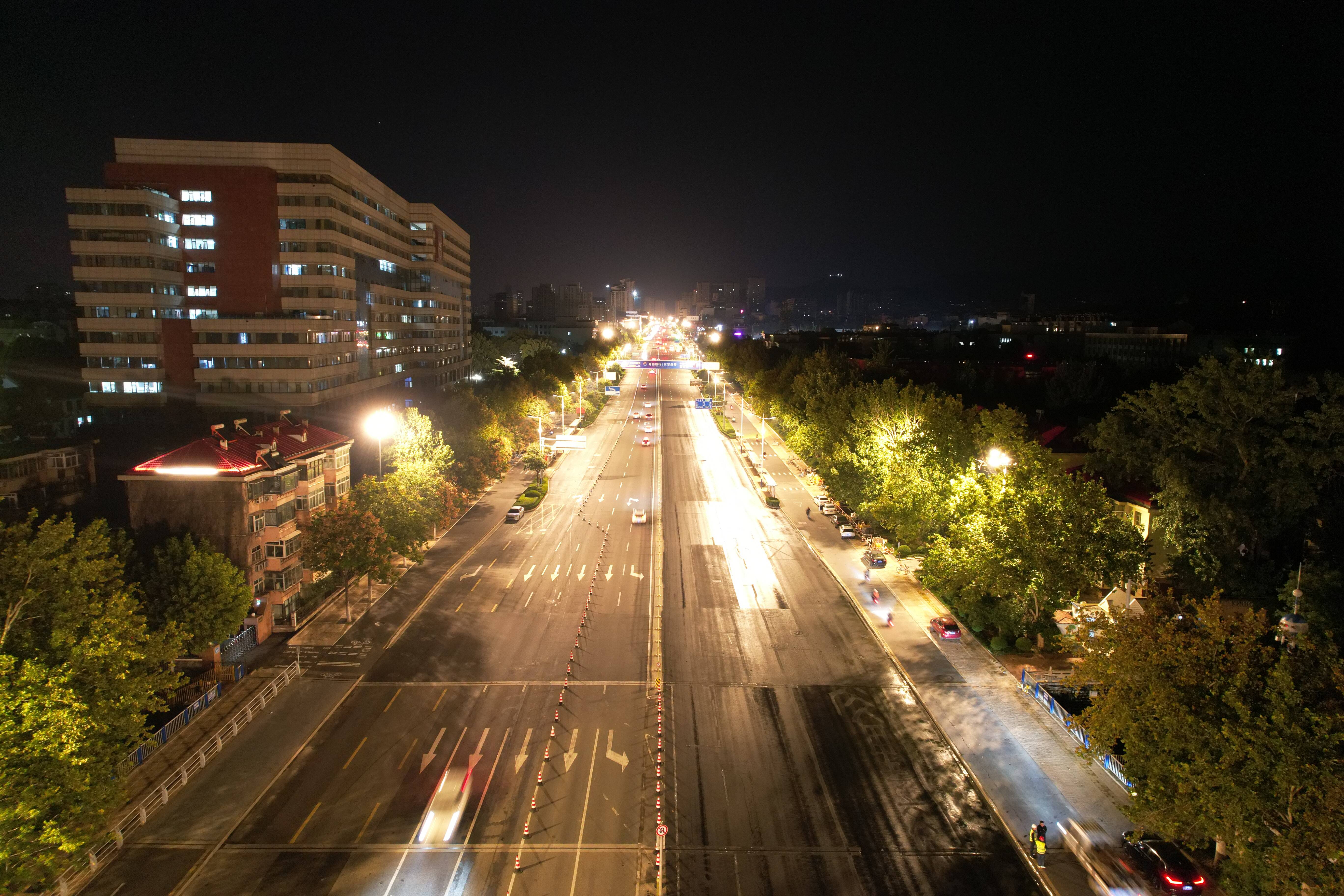 济南经十路夜间悄然焕新 新技术让“老路面”实现循环利用