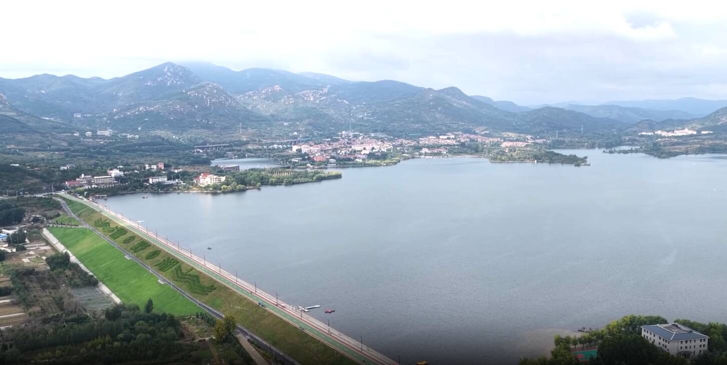 作为莱芜区重要的水利枢纽工程,雪野水库不仅承担着拦蓄洪水的核心