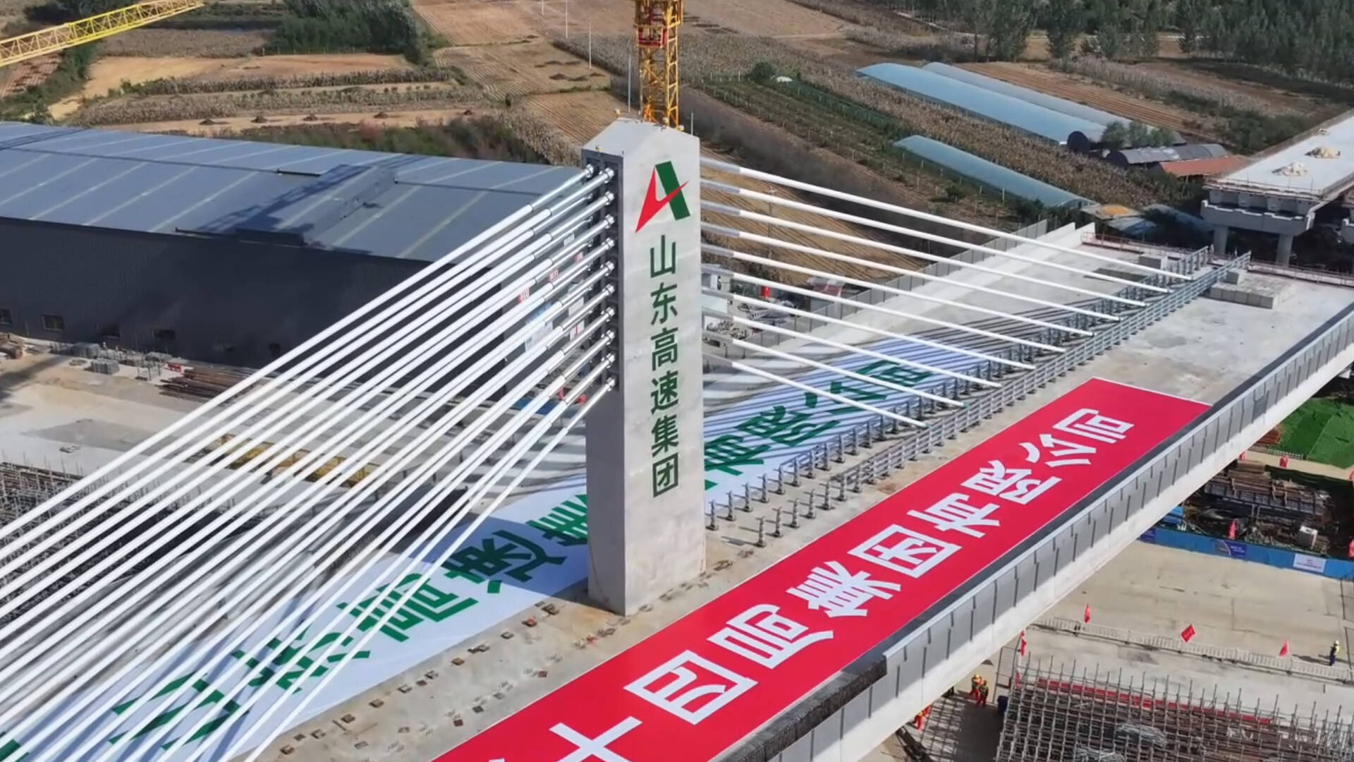 董梁高速沈新项目上跨瓦日铁路转体桥成功转体
