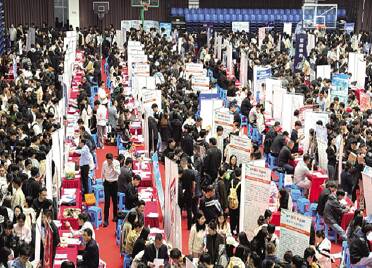 烟台引才专列驶入省内三所高校 4天接收1800份简历