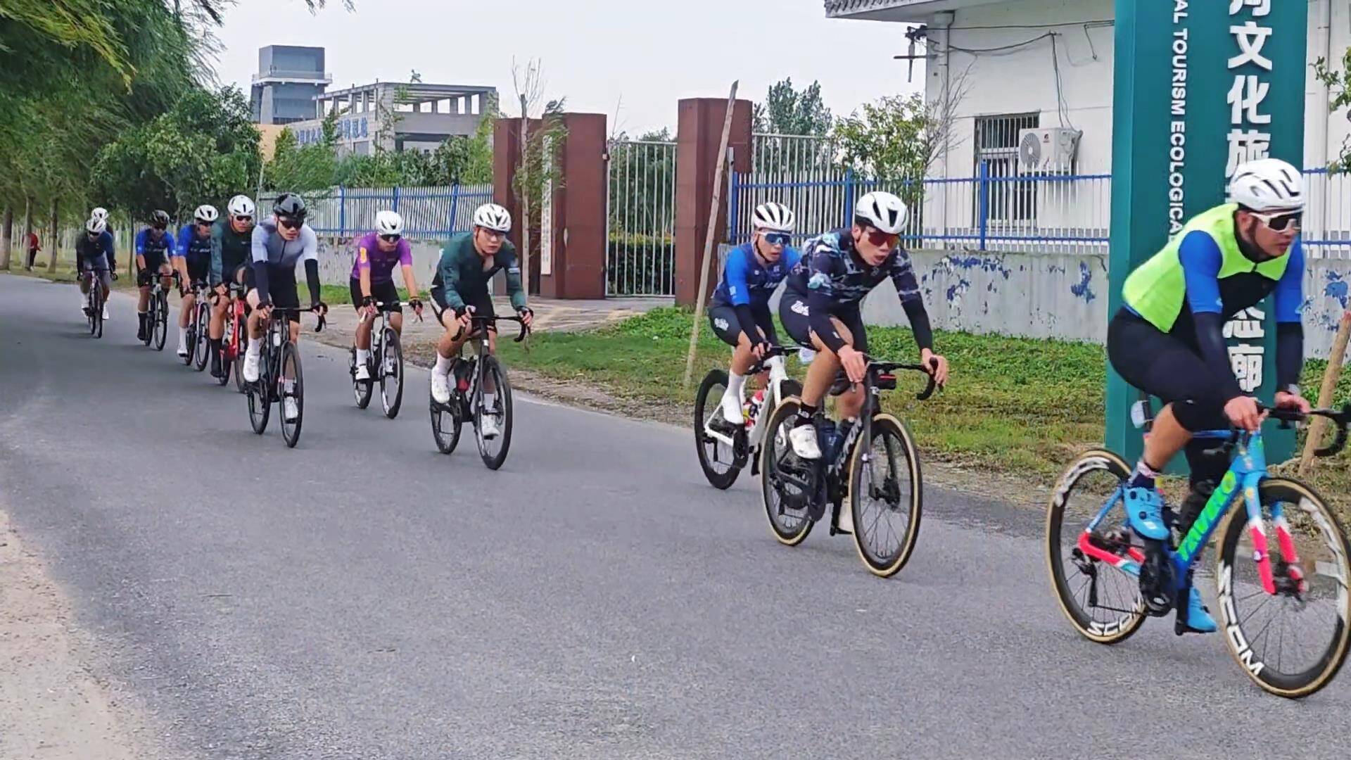 风起湖畔梦行商老庄 骑行者掠过东平古村烟火