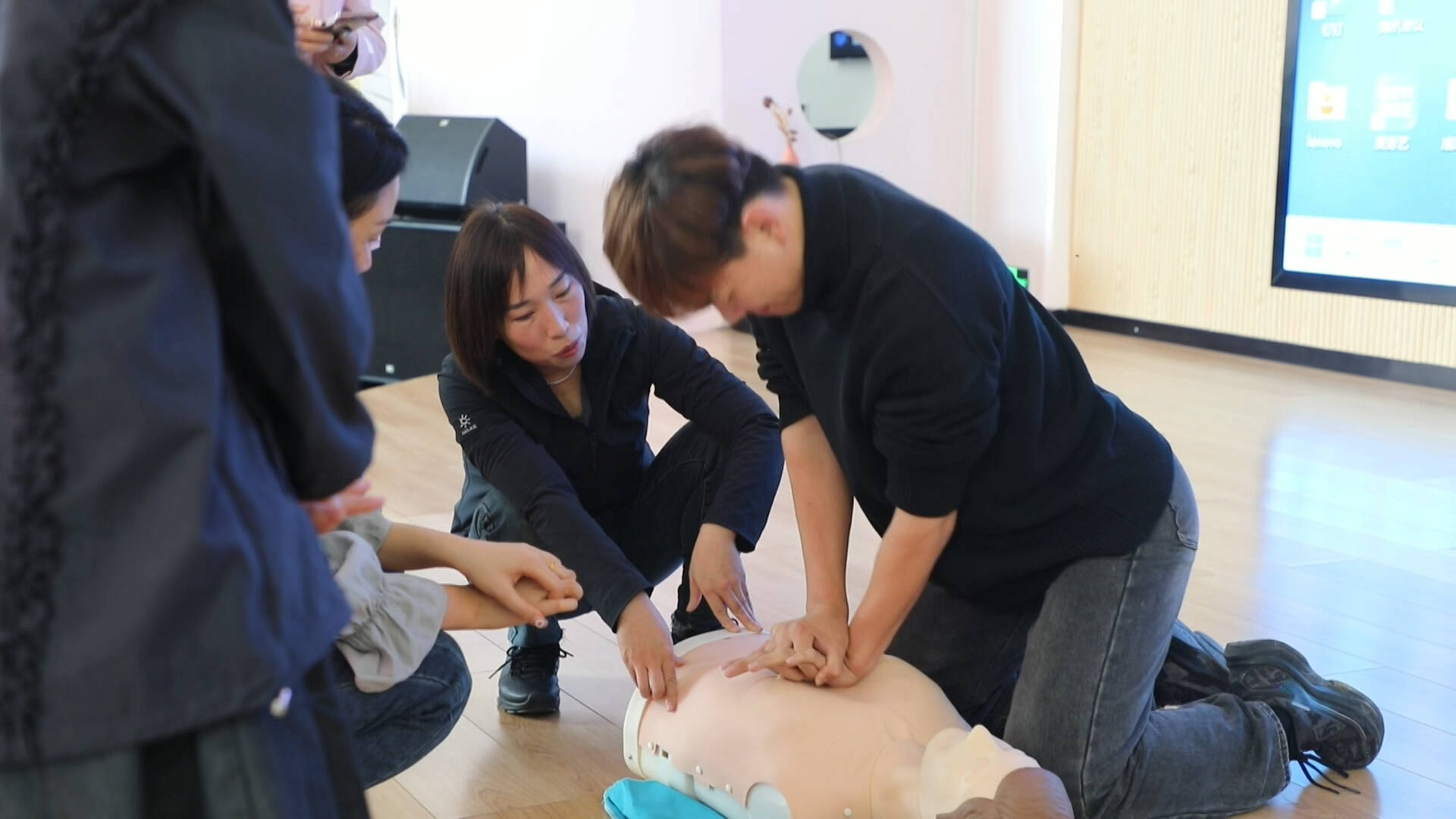 东营市河口区:急救知识进校园 人民医院专家为幼儿园教职工开展紧急救护培训