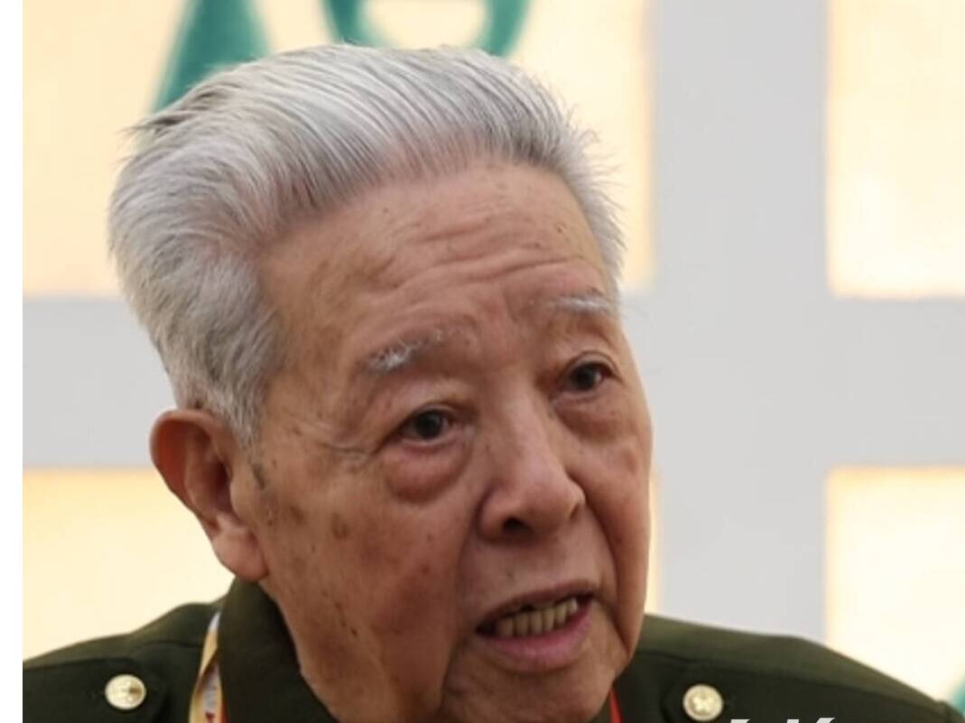 纪录片《戎装照》主人公胡明圆了70年的梦，见到了多年未见的老战友