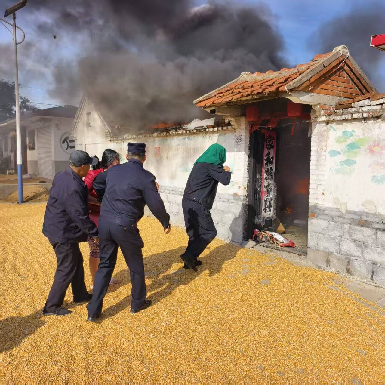 浓烟呛到呕吐也要救! 青岛莱西公安民辅警勇闯火场救人