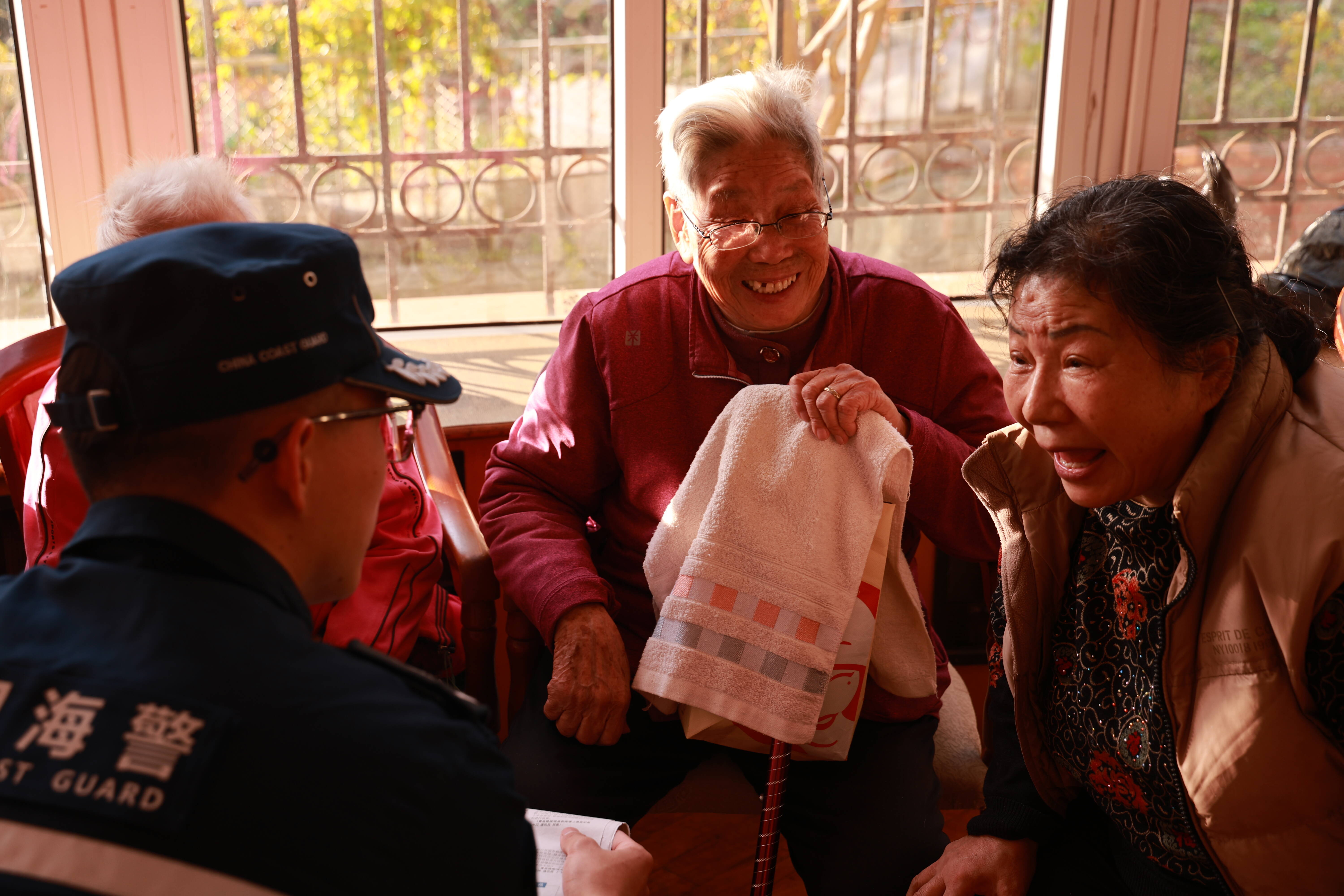 青岛:那一抹“海警蓝”温暖“夕阳红”