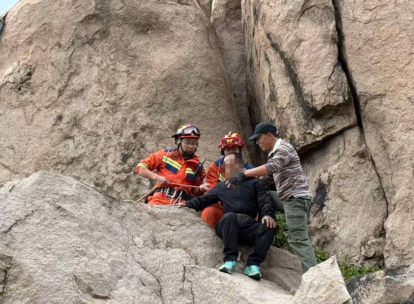 男子登山因地形太过陡峭被困 青岛消防携带装备紧急救援