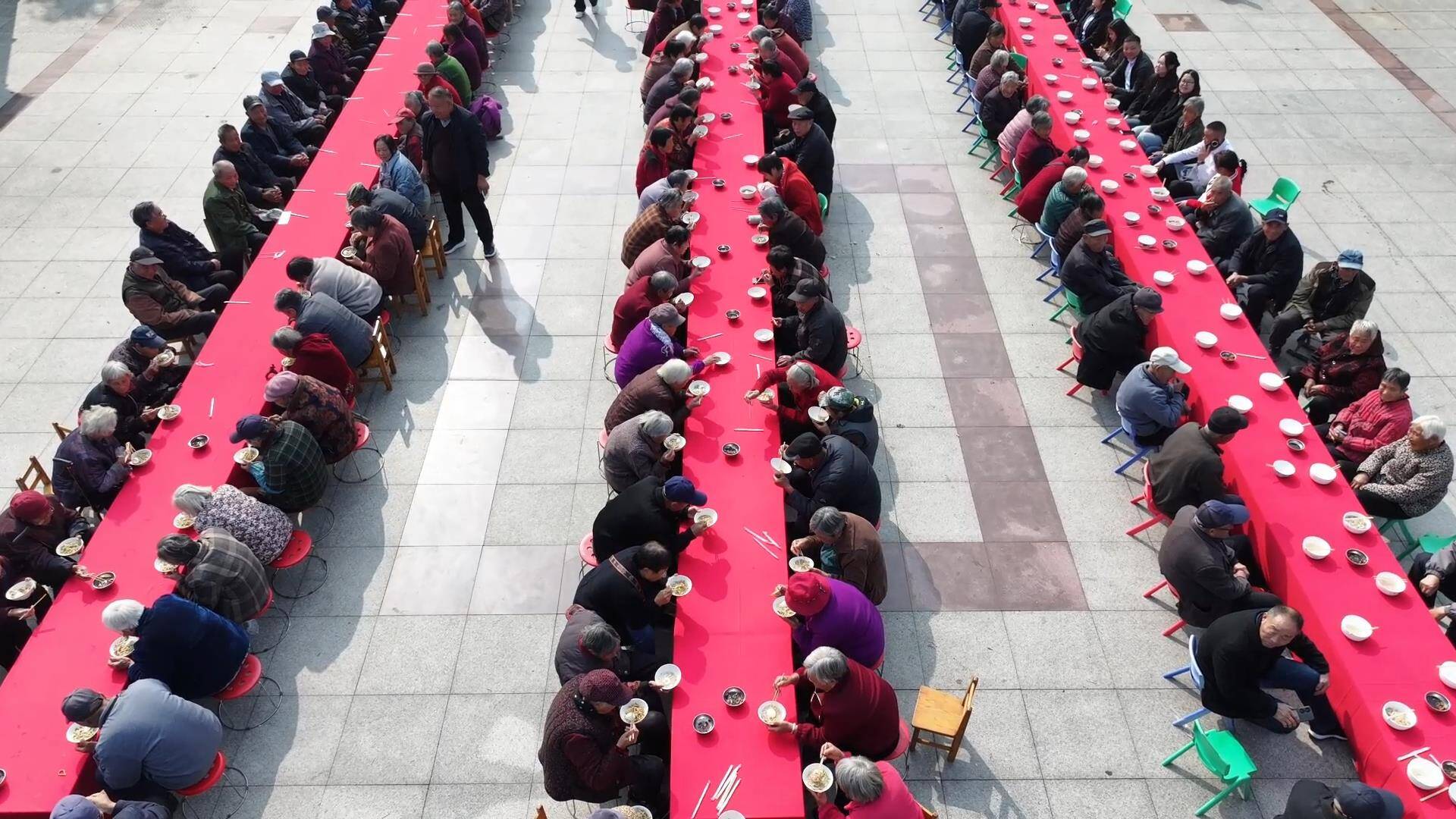 泰安:重阳节200多名老人同吃五彩面 传承百年习俗