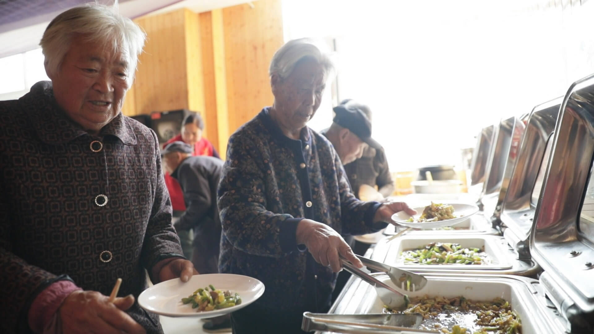 九九重阳敬老传温情 临沂一村为老人提供免费自助餐、免费理发等服务 让老人们开心过节
