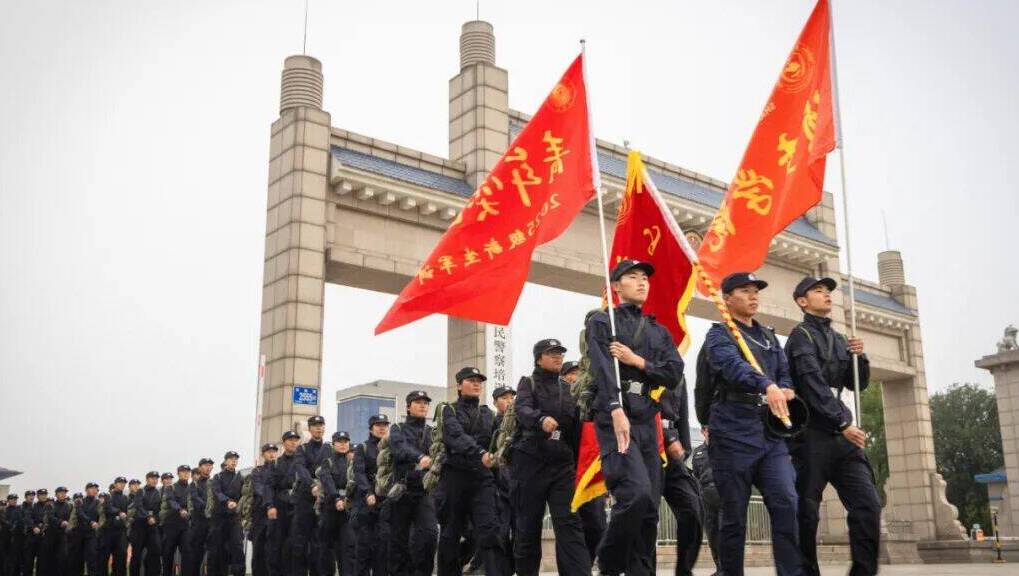 全程20公里 山东警察学院举行2025年“青春铸剑 · 平安有我”远足拉练活动